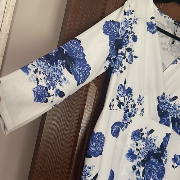 Gorgeous Blue Floral Wrap Style Dress - Picture 3 of 8